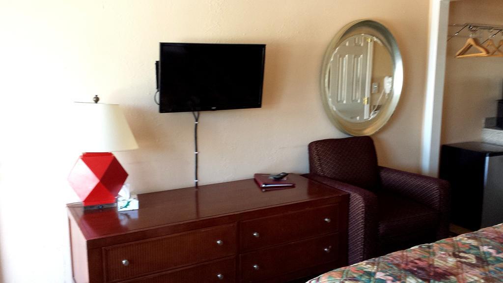Executive Inn & Suites Lakeview Room photo